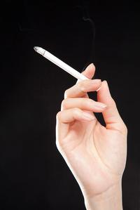 手にタバコを持った画像