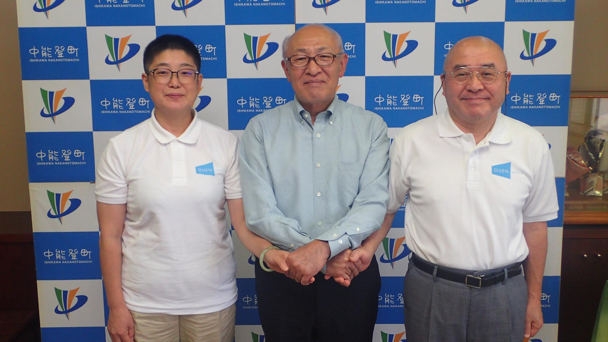 地方創生アドバイザーに委嘱された小林団長、黄副団長と宮下町長