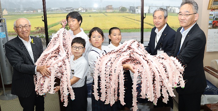 千羽トキ贈呈（津端高校生と放課後児童クラブの子どもたちが協力）
