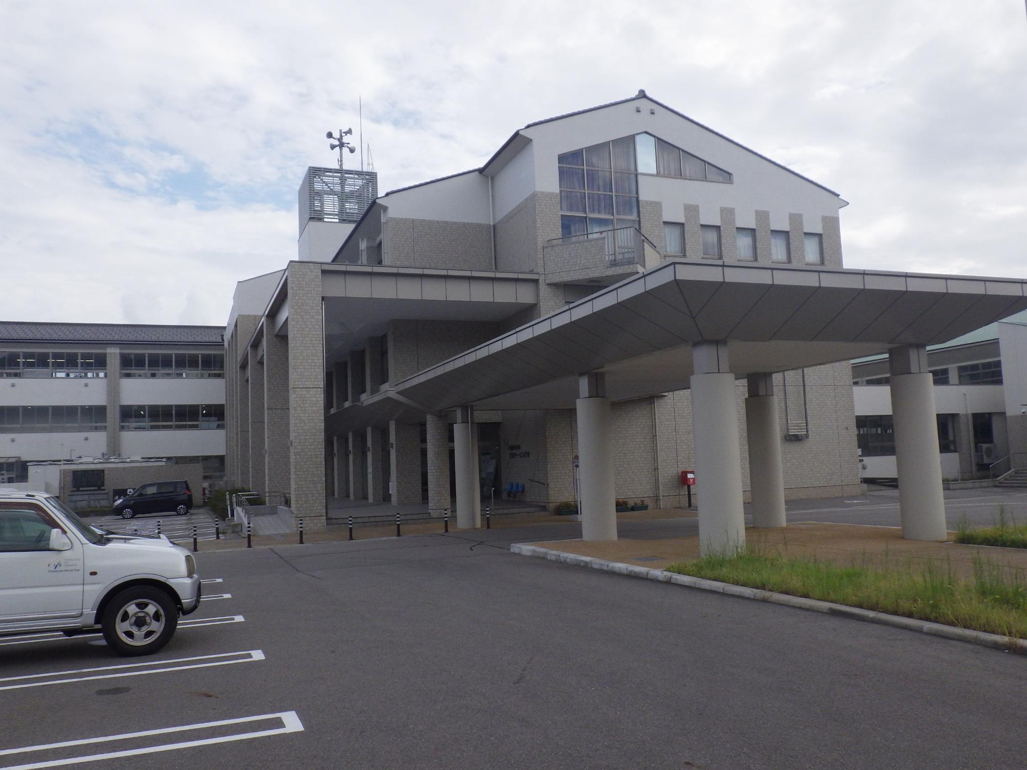 行政サービス庁舎の外観写真