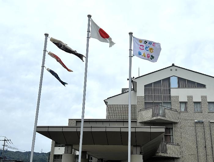 行政サービス庁舎前の「こいのぼり」