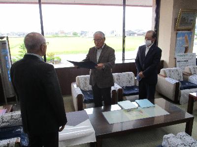 答申を読み上げる加藤委員長