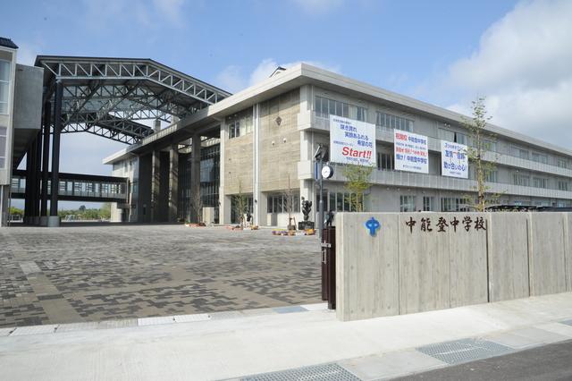 中能登町立中能登中学校の校門の写真