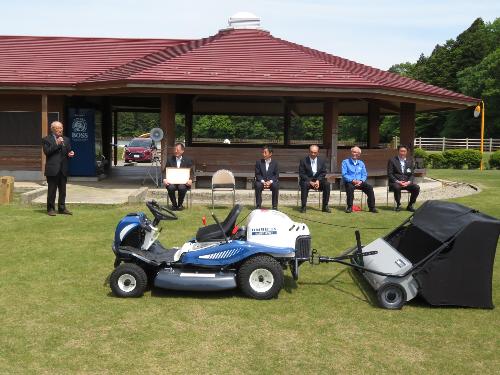 5月12日 能登わかば農業協同組合より町グラウンドゴルフ協会への芝刈り機贈呈式(古墳公園とりや)1