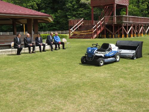 5月12日 能登わかば農業協同組合より町グラウンドゴルフ協会への芝刈り機贈呈式(古墳公園とりや)2