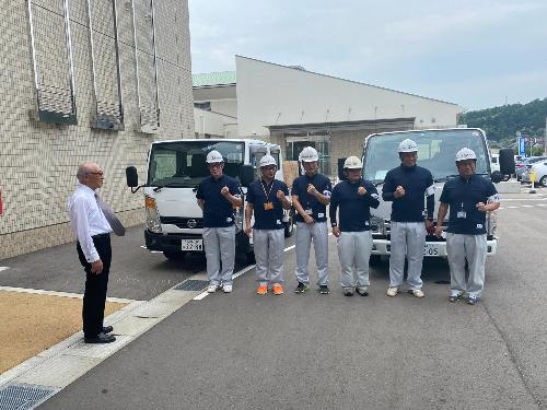 8月10日 小松市へ救援物資(保存水 1,800ℓ)を搬送する職員を激励の様子