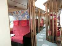 観光列車「花嫁のれん号」の1号車内部の写真