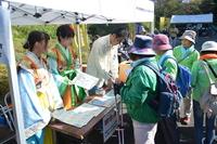 親善大使が雨の宮古墳祭りでの活動に参加する様子の写真