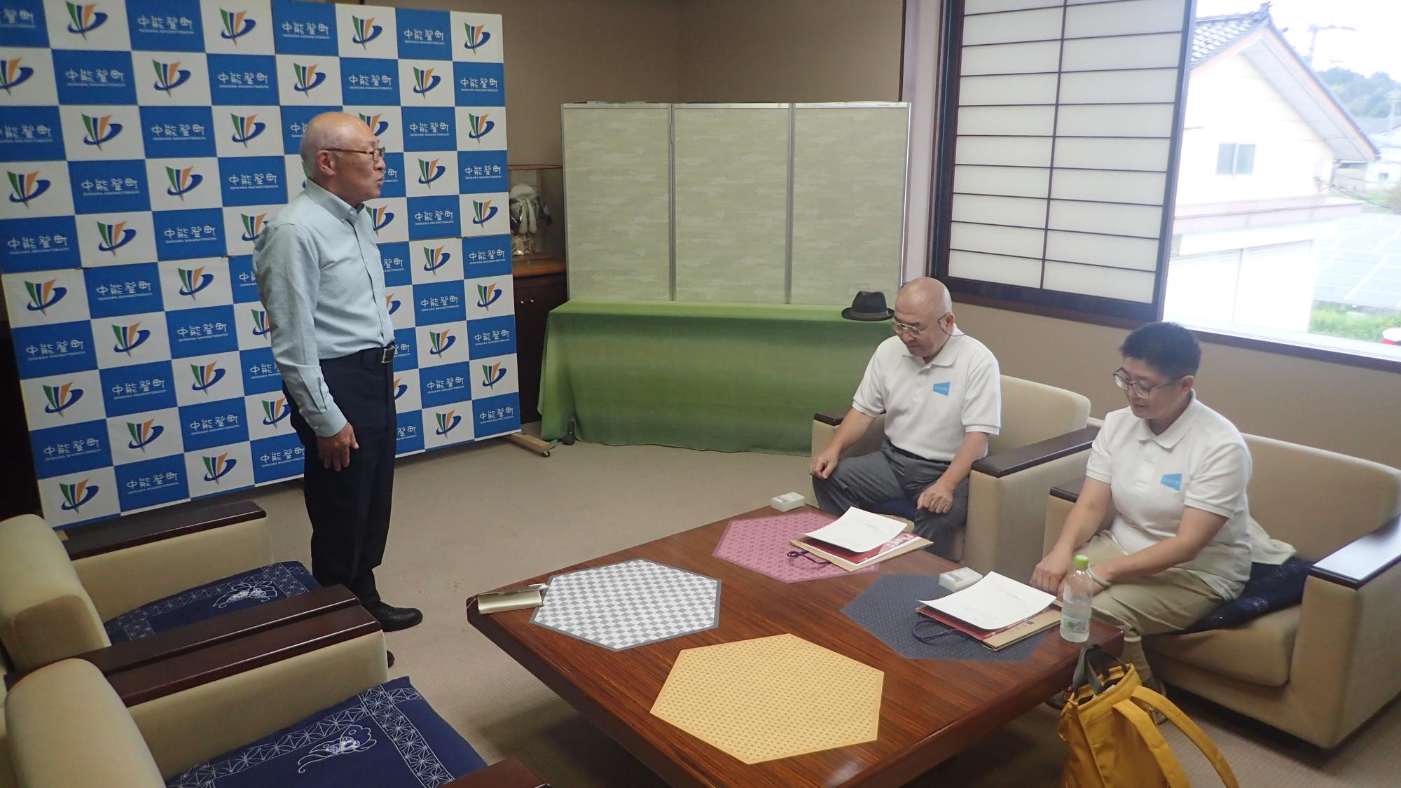 宮下町長から地方創生推進で2人にあいさつ