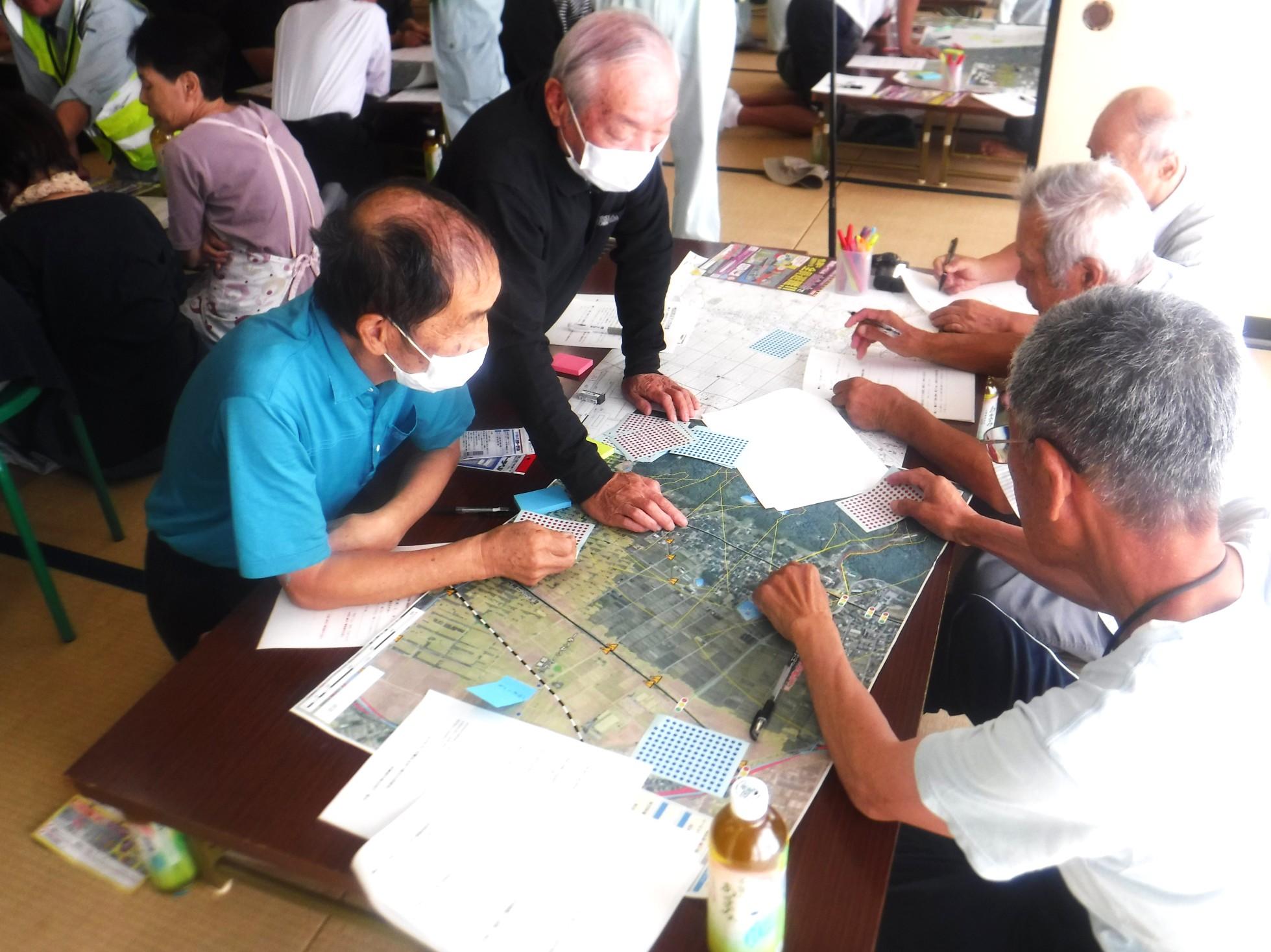 地図を確認する様子